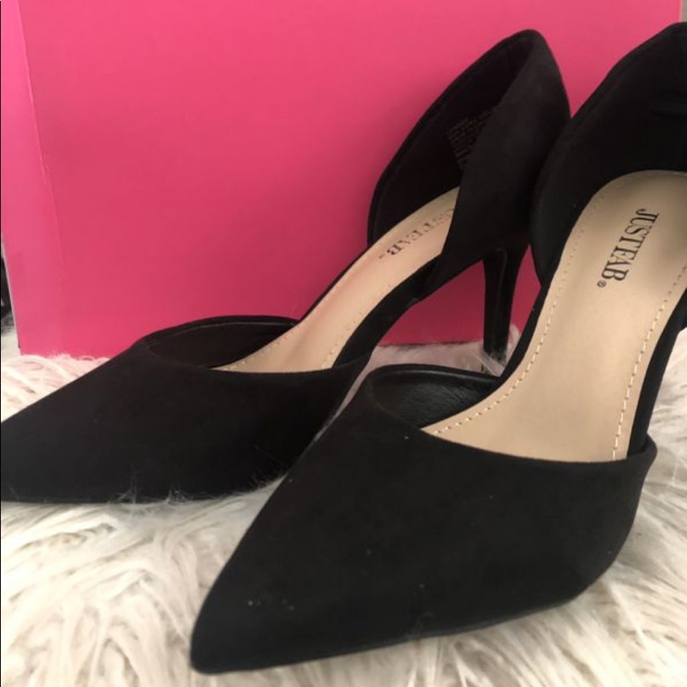 Black pumps
